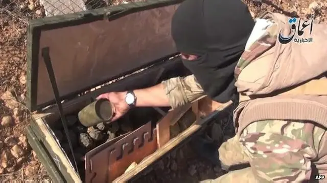 وصلت شحنة أسلحة ألقت بها الطائرات الغربية إلى أيدي مسلحي التنظيم.
