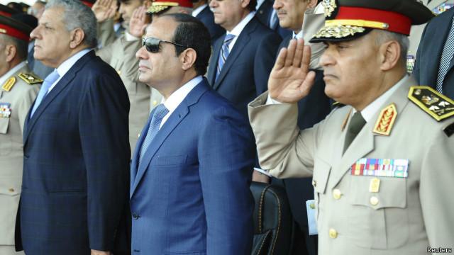 طالب وكلاء النيابة المستبعدون رئيس مصر (وسط الصورة) التدخل لمساعدتهم، علما بأن والديه لم يحصلا على مؤهل جامعي.