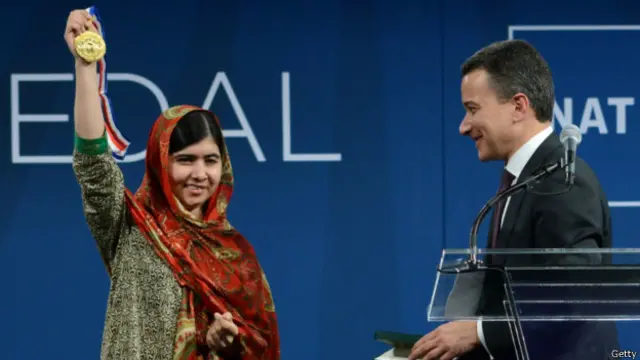 دو ہفتے قبل ملالہ یوسفزئی کو نوبیل کے امن انعام سے سرفراز کیا گیا تھا جس کے بعد وہ یہ انعام جیتنے والی دنیا کی سب سے کم عمر شخصیت بن گئی تھیں