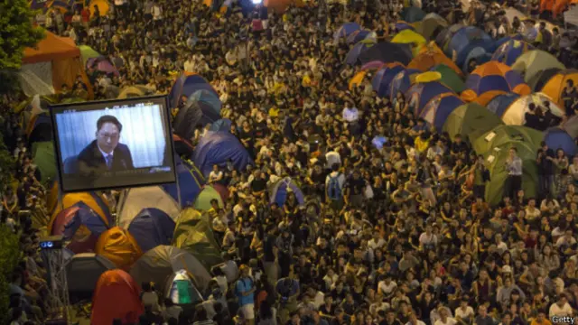 港府和学生对话直播到示威现场