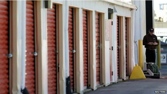 تفتیش کاروں کا کہنا ہے کہ وہ اس بارے میں بہت سے لوگوں سے بات چیت اور پوچھ گچھ کر رہے ہیں