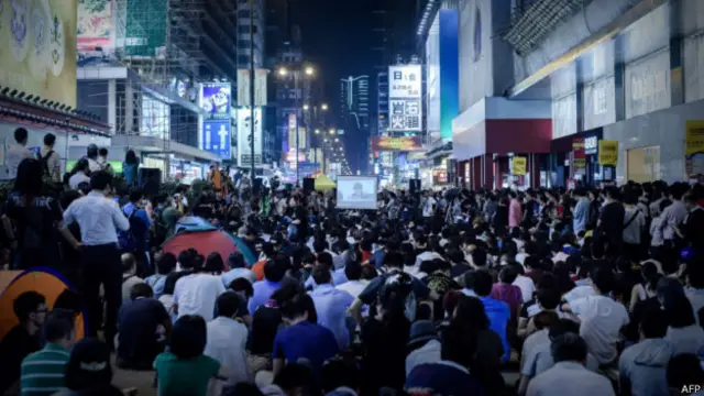 港府和学生对话直播到旺角示威现场