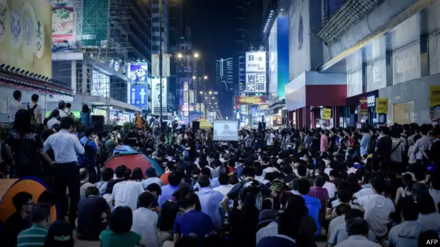 “占领中环”抗议者不满北京对特首候选人做出的限制