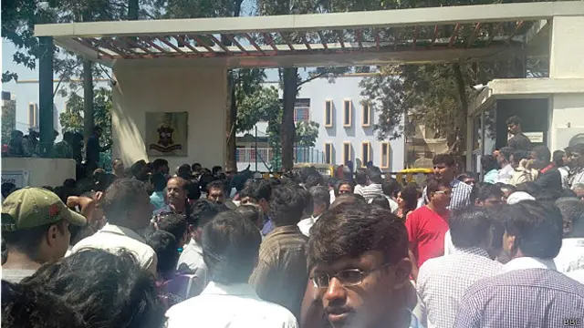 बैंगलोर में स्कूल के बाहर जमा लोग