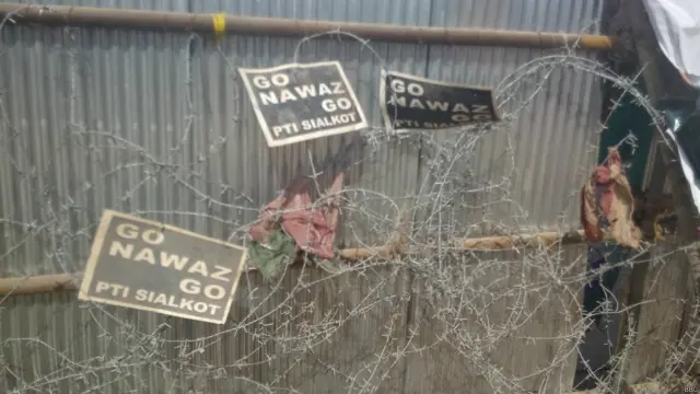 شاہرہ دستور پر ڈی چوک کے مقام پر تحریک انصاف کا آزادی دھرنا اب بھی جاری ہے اور ہو سکتا ہے کہ انقلاب دھرنے کے بعد آزادی دھرنے کو زیادھ کھلی جگہ میسر آئے، لیکن اس کے لیے پارٹی کارکنوں کا یہاں مستقل قیام کرنا بھی ضروری ہو گا کیونکہ عوامی تحریک کے تقریباً نصف سے زائد کارکن ہر وقت دھرنے میں موجود رہتے تھے جبکہ آزادی دھرنے کے شرکا کی آمد شام کے وقت ہی شروع ہوتی ہے اور ان کی اکثریت رات کو واپس چلی جاتی ہے۔