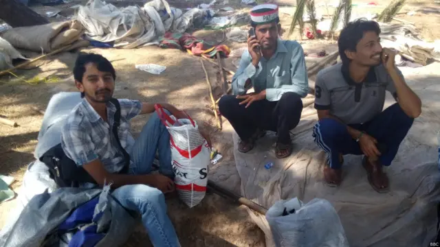 منگل کی شام پاکستان عوامی تحریک کے سربراہ طاہر القادری کی جانب سے اسلام آباد میں دو ماہ سے زیادہ عرصے سے جاری دھرنا ختم کرنے کے اعلان کے بعد بدھ کی صبح شاہراہ دستور پر کارکن واپسی کی تیاریوں میں مصروف دکھائی دیے:( تصاویر: ہارون رشید)