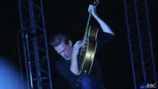 म्यूज़िकल कंसर्ट में अपना कार्यक्रम पेश करते ब्रायन एडम्स.