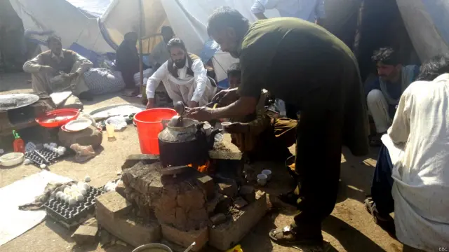 بدھ کی صبح لوگوں کی خاصی بڑی تعداد جا چکی تھی تاہم کچھ ابھی تیاریوں میں مصروف تھے جس کی وجہ سے چائے اور دیگر لوازمات کے سٹالوں پر لوگ نظر آئے۔ شاید یہ لوگ تمام کارکنوں کی واپسی کے بعد ہی آئندہ کا لائحہ عمل سوچیں یا چند گز کے فاصلے پر عمران خان کے آزادی مارچ میں منتقل ہو جائیں کیونکہ ابھی تک عمران خان نے واپسی کا کوئی ارادہ ظاہر نہیں کیا۔