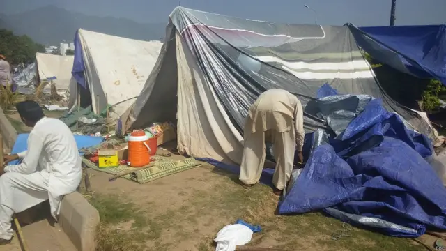 طاہر القادری نے موجودہ حکومت کے خاتمے، نظام کی تبدیلی اور ماڈل ٹاؤن کے سانحے میں ہلاک ہونے والے افراد کو انصاف دلانے کے مطالبات کے تحت 14 اگست کو لاہور سے انقلاب مارچ کا آغاز کیا تھا جو اسلام آباد پہنچ کر 20 اگست سے پارلیمان کے سامنے شاہراہ دستور پر احتجاجی دھرنے میں تبدیل ہوگیا تھا۔