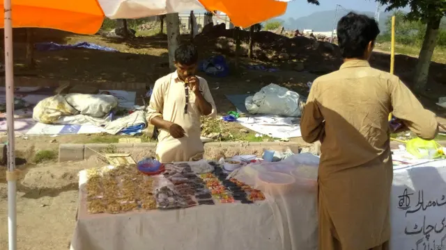 دھرنے کے باعث کھانے پینے کے سٹال سج گئے اور کئی لوگوں کو روزگار کا موقع ملا۔ ان سٹالوں کے نام بھی حکومت مخالف نعروں یا انقلاب پر رکھے گئے۔