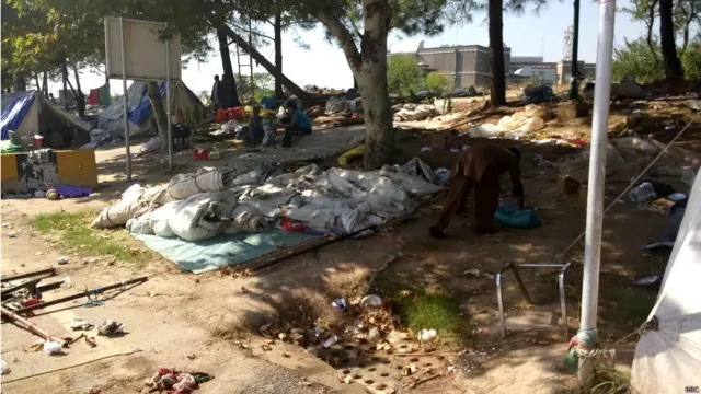 انقلاب مارچ جب شاہراہ دستور پر منتقل ہوا تو اس وقت شرکا کے پاس مناسب انتظامات نہیں تھے تاہم بعد میں یہ سڑک کسی خیمہ بستی کا منظر پیش کرنے لگی جہاں دن میں لوگ آرام کرتے اور رات کو دھرنے میں شامل ہو کر اپنے قائد کی تقریر سنتے۔ 