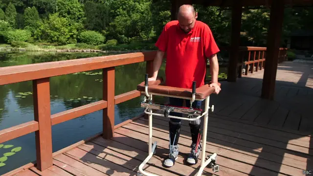 38岁的费德卡扶着助步框架缓慢的、但坚定的迈出一步，又一步、再一步的视频，让世人震惊。