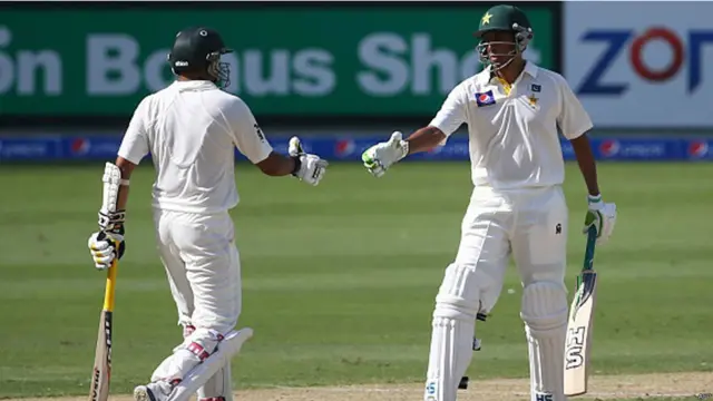 ابتدائی نقصان کے بعد یونس خان اور اظہر علی نے تیسری وکٹ کی شراکت میں 108 رنز بنائے۔