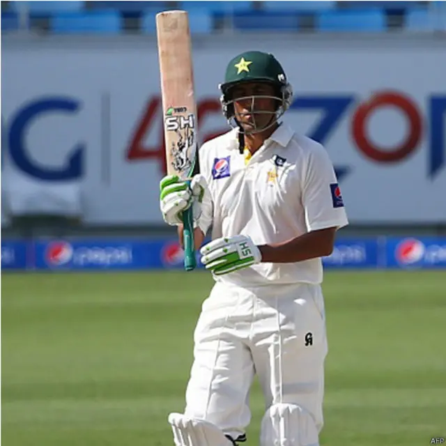 یونس خان نے دس چوکوں اور ایک چوکے کی مدد سے 106 رنز کی ذمہ دارانہ اننگز کھیلی۔