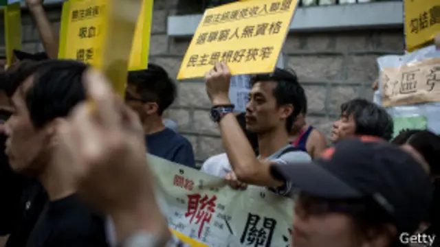 အုပ်ချုပ်ရေးမှူး အိမ်ရှေ့မှာ ဆန္ဒပြကြသူတွေ