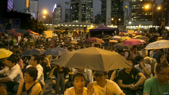 Участники протестного движения наблюдают за переговорами в прямом эфире