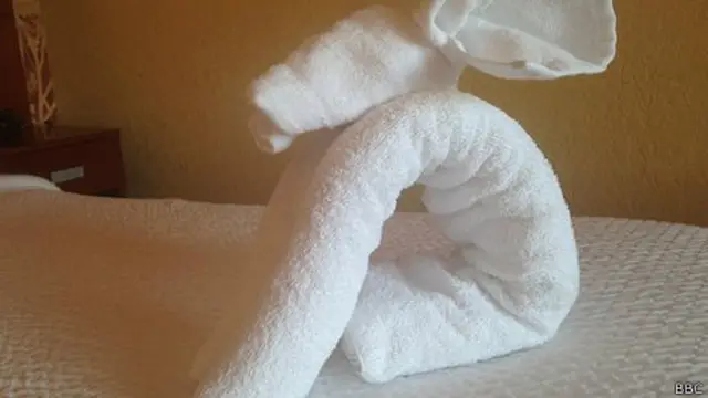 Номер прикрашала "інсталяція" з рушників.