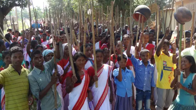 بھارت میں شراب کے خلاف کام کرنے والی ایک تحریک میں شامل لوگ ایک جلوس میں شریک ہیں