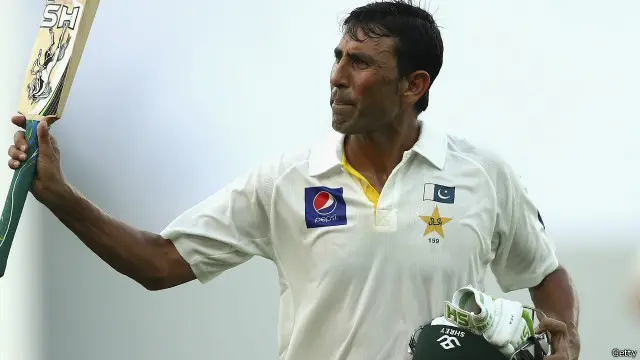 یونس خان نے دس چوکوں اور ایک چوکے کی مدد سے 106 رنز کی ذمہ دارانہ اننگز کھیلی