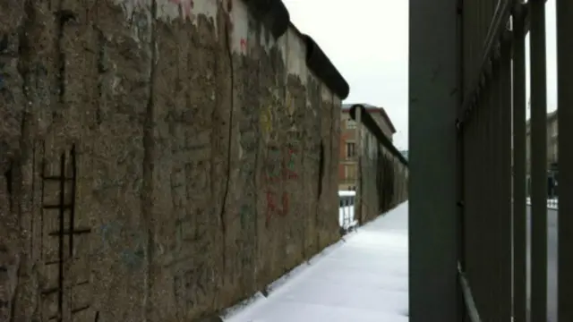 美国国务卿克里参观25年前被推倒的柏林墙残余，警告东西方关系紧张，将会再度威胁欧洲自由。