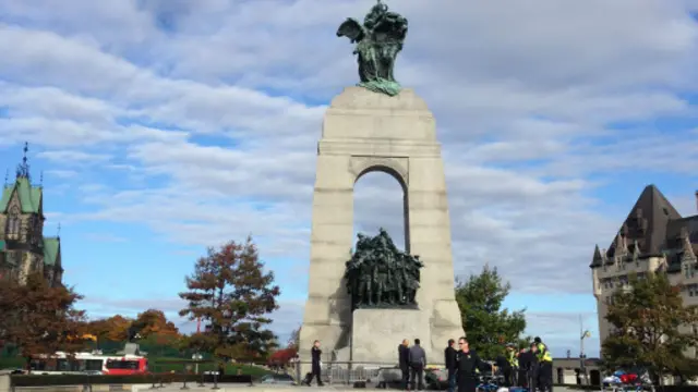 Bibeau menembak seorang serdadu di Monumen Peringatan Perang.