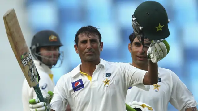 یونس خان اس سنچری کے ساتھ پاکستان کے پہلے اور دنیا کے 12 ویں بلے باز بن گئے ہیں جنھوں نے ٹیسٹ کھیلنے والے تمام ممالک کے خلاف سنچری سکور کی ہے۔