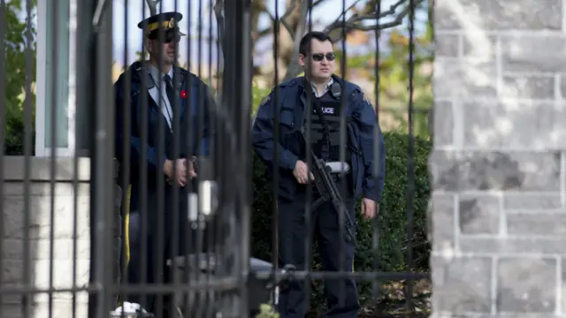 پارلیمنٹ میں فائرنگ کی بعد رائیل کینیڈین پولیس کے چاق و چوبند اہلکاروں کو کینیڈا کے وزیراعظم سٹیون ہارپر کے رہائش گاہ پر مامور کر دیاگیا۔