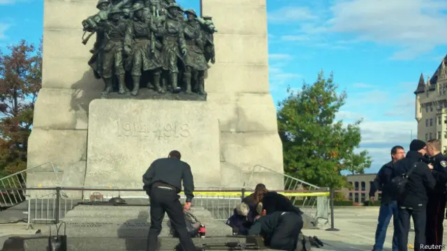 Tentara yang terluka kena tembakan, mendapat bantuan medis.