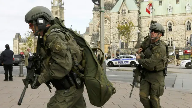 ایک سرکاری اہلکار کے مطابق دہشت گردی کے خطرے کا درجہ اس لیے بلند کیاگیا کیونکہ سوشل میڈیا پر دولت اسلامیہ اور القاعدہ کی طرف سے بہت کچھ کہا جا رہا تھا۔ 