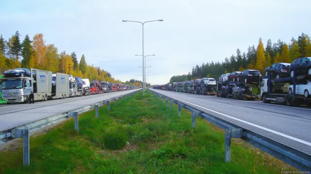 Фуры на трассе Москва-Петербург