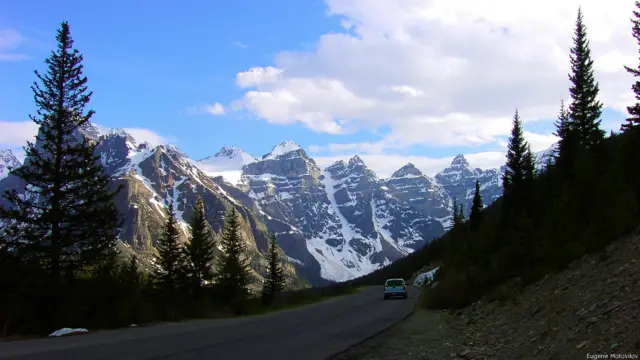 горная дорогана озеро Морейн в Канаде