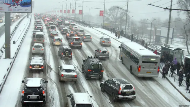 Дорога во время снега во Владивостоке