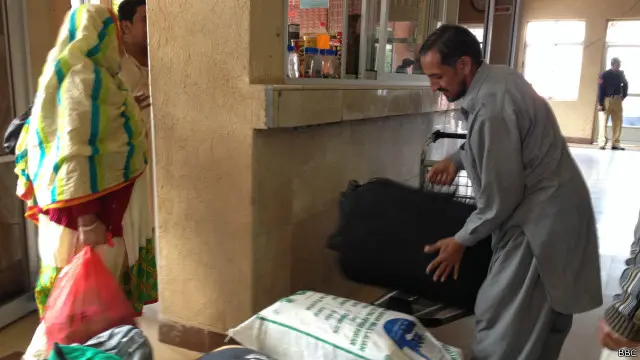 ہفتہ وار بس کے علاوہ چکوٹھی اور تیتری نوٹ کے مقامات سے ہفتے میں چار روز پاکستان اور بھارت کے زیرِانتظام کشمیر کے درمیان مال کے بدلے مال کی تجارت بھی ہوتی ہے