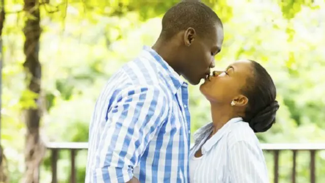 يستضاف الشريكان في أحد المعارض لمشاركة قبلة بينهما، ثم يقدم لهما مباشرة تحليل يوضح الميكروبات التي انتقلت بينهما.