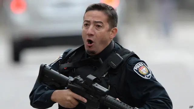 oficial de policía a las afueras del parlamento de Canada