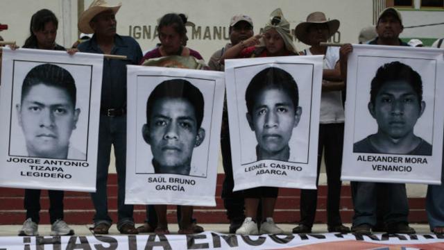 Fotos de estudiantes desaparecidos en Guerrero, durante una protesta esta martes