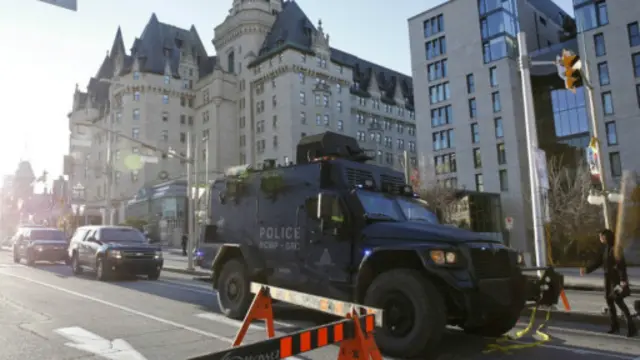Pelaku penyerangan sempat beraksi di Monumen Peringatan Perang sebelum berlari ke parlemen.