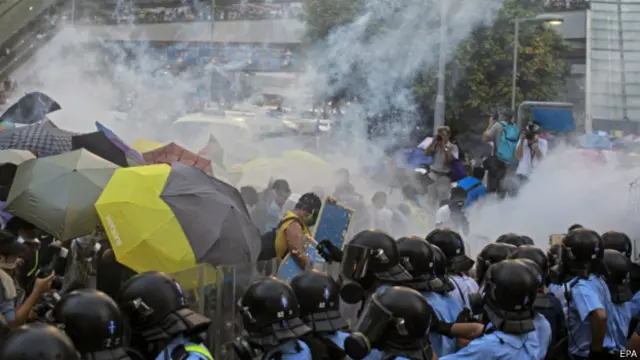 香港警察向占中示威者放催泪弹