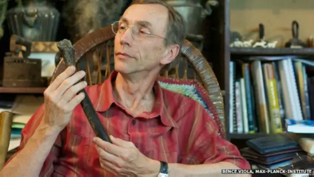 پروفسور پابو با استخوان انسان ۴۵ هزار ساله