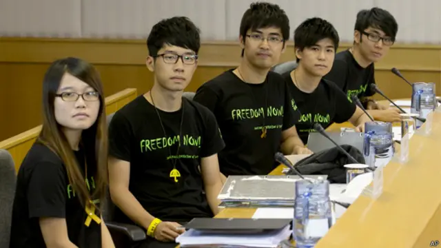 （从前到后）香港学联代表梁丽帼、罗冠聪、周永康、岑敖晖与钟耀华出席与政府官员的对话会（21/10/2014）