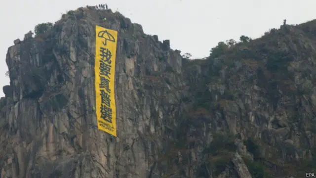 香港当局拆除狮子山“我要真普选”标语