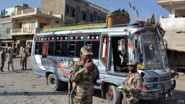 තුවක්කු කරුවන්ගේ වෙඩි ප්රහාරයට ලක් වූ බස් රථය