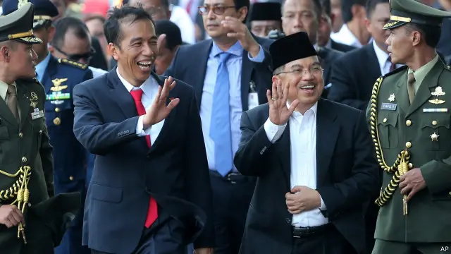 Wapres Jusuf Kalla mengatakan, dirinya dan Presiden Jokowi masih memeriksa ulang nama-nama calon menteri.