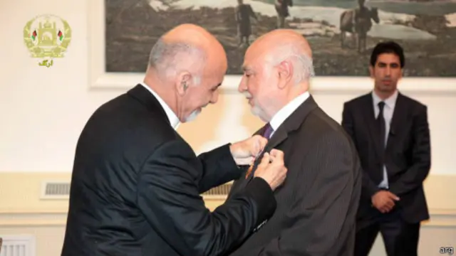 اشرف غنی احمدزی رئیس جمهوری افغانستان مدال عالی دولتی غازی امان الله خان را به آقای عظیمی تفویض کرد