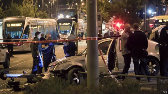 Mobil ditabrakkan ke kerumunan, seorang bayi terlempar jauh ke udara, mendarat dengan kepalanya.,