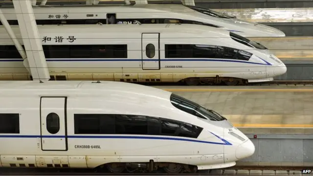 北京南站内两列北车生产的CRH380BL型动车组（资料图片）