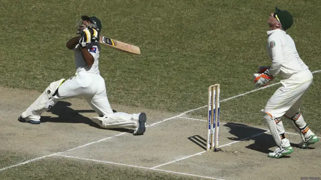 اسد شفیق 83 رنز بنا کر اوکیف کی گیند پر آؤٹ ہوئے۔