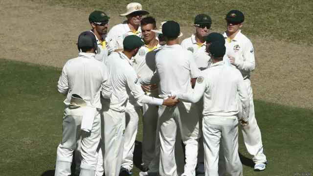 آسٹریلیا کے تمام کھلاڑیوں نے اوکیف کو پہلی ٹسیٹ وکٹ حاصل کرنے پر مبارک باد دی۔