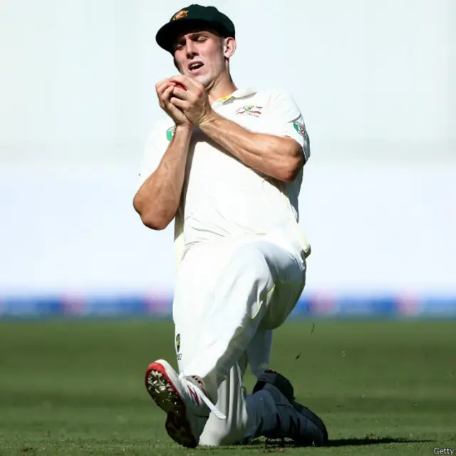 مچل مارش نے اسد شفیق کا کیچ پکڑا جو اوکیف کی گیند پر نکلا تھا۔