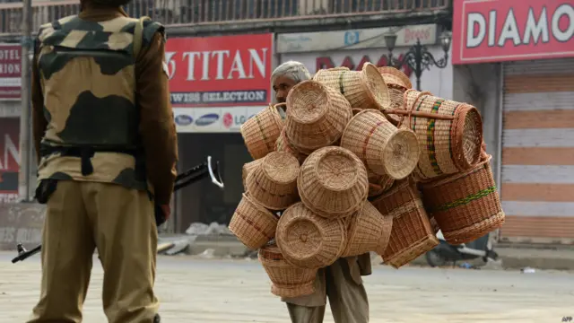 بھارت کے زیر انتظام کشیمر کے دارالحکومت سری نگر میں جمعرات کو احتجاج کے طور پر کاروبار اور دکانیں مکمل طور پر بند رہیں۔